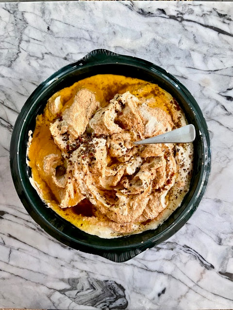 Homemade houmous zongedroogde tomaat
