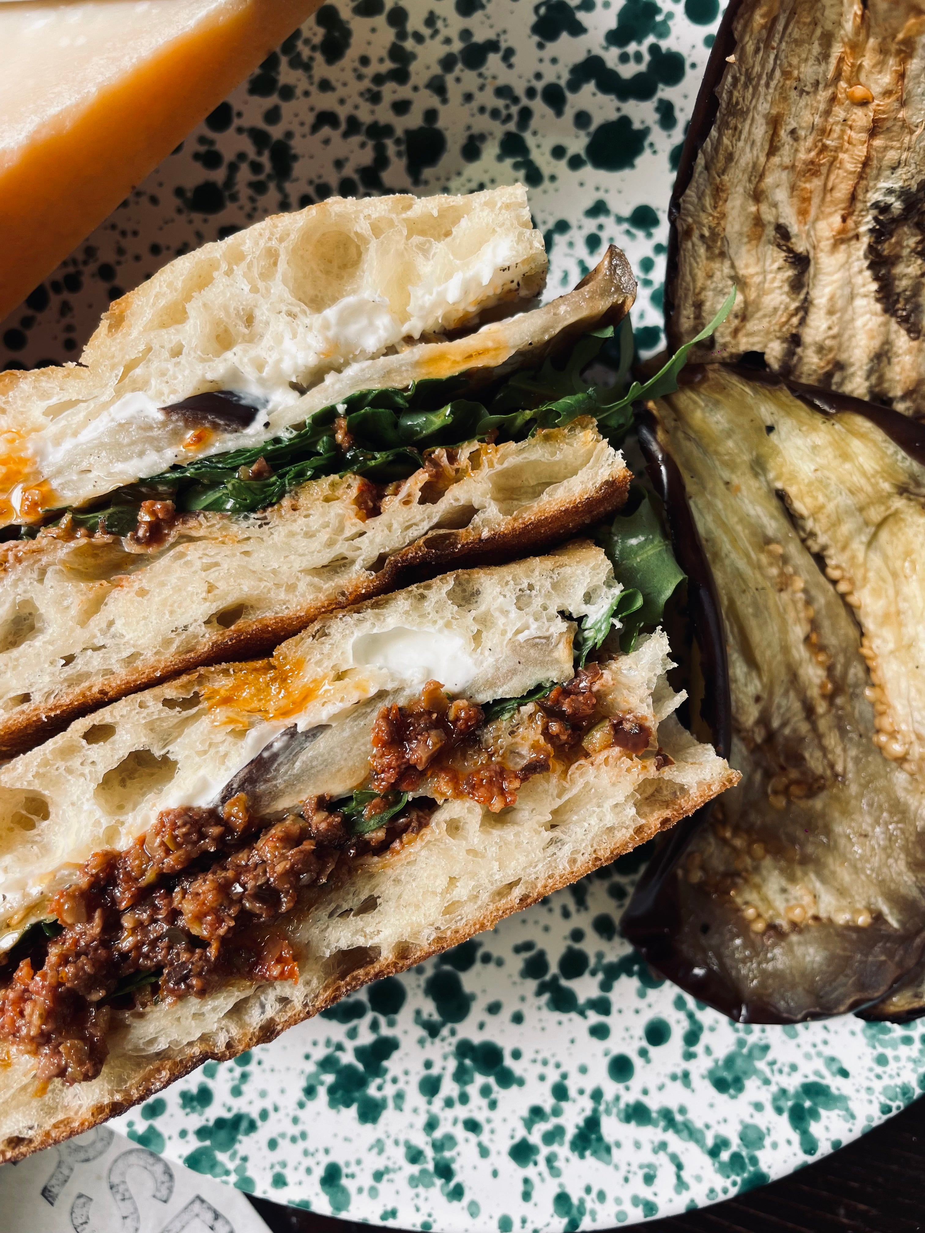 Focaccia Burrata, gegrilde aubergine & tomatentapenade