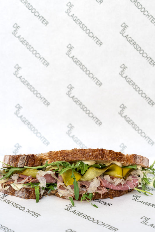 Pastrami, zuurkool, pickles & mosterd mayonaise